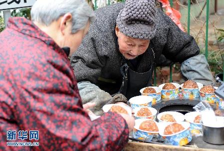 （草根故事）（6）年近九旬自食其力　“烤梨爺爺”感動南京