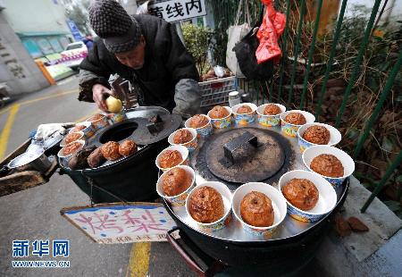 （草根故事）（5）年近九旬自食其力　“烤梨爺爺”感動(dòng)南京