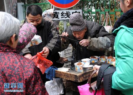 （草根故事）（4）年近九旬自食其力　“烤梨爺爺”感動(dòng)南京