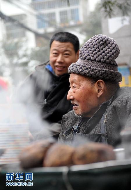 （草根故事）（3）年近九旬自食其力　“烤梨爺爺”感動(dòng)南京