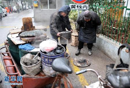 （草根故事）（2）年近九旬自食其力　“烤梨爺爺”感動南京