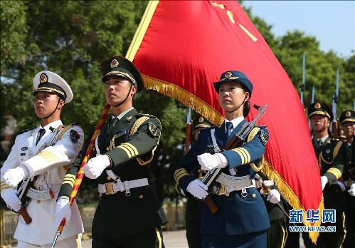     5月12日，我軍首批三軍女子儀仗兵亮相外交禮儀，接受中外領(lǐng)導(dǎo)人檢閱。身著07式禮賓服的13名儀仗隊(duì)女兵分列在軍旗組和陸軍、海軍和空軍軍種之中，與男儀仗兵一起伴隨檢閱曲，手持禮賓槍接受檢閱。 新華社記者龐興雷 攝