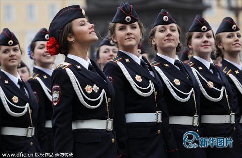 當(dāng)?shù)貢r間2013年5月9日，俄羅斯圣彼得堡，軍校女兵走過冬宮廣場，俄羅斯軍隊(duì)紀(jì)念二戰(zhàn)勝利68周年。  (圖片來源：東方IC)