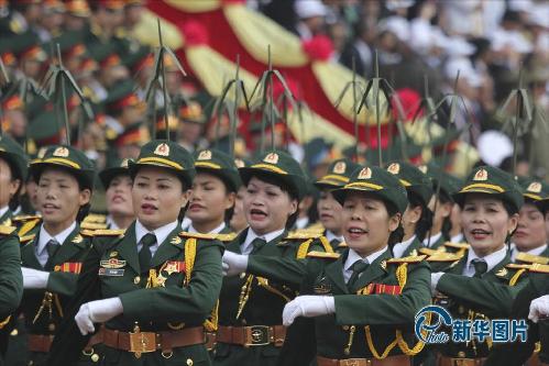 當(dāng)?shù)貢r間2014年5月7日，越南奠邊府，越南女兵正在進(jìn)行紀(jì)念奠邊府大捷60周年的游行。越南軍隊在奠邊府大敗法軍，預(yù)示著法國對越殖民統(tǒng)治的崩潰。(圖片來源：東方IC)