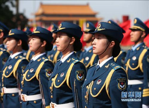     5月12日，我軍首批三軍女子儀仗兵亮相外交禮儀，接受中外領(lǐng)導(dǎo)人檢閱。身著07式禮賓服的13名儀仗隊女兵分列在軍旗組和陸軍、海軍和空軍軍種之中，與男儀仗兵一起伴隨檢閱曲，手持禮賓槍接受檢閱。 新華社記者龐興雷 攝