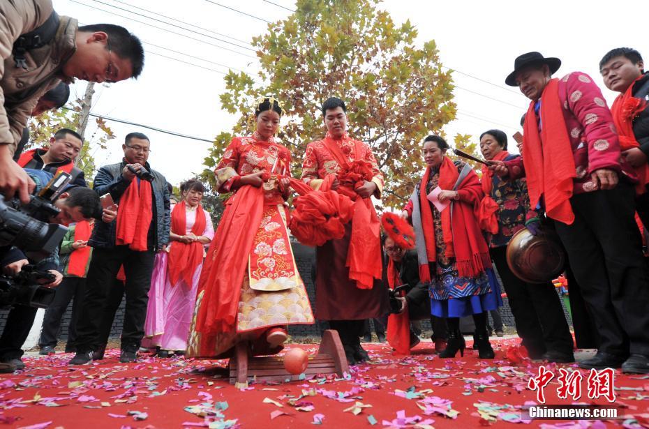 高頭大馬八抬大轎娶媳婦 90后的中式傳統(tǒng)婚禮