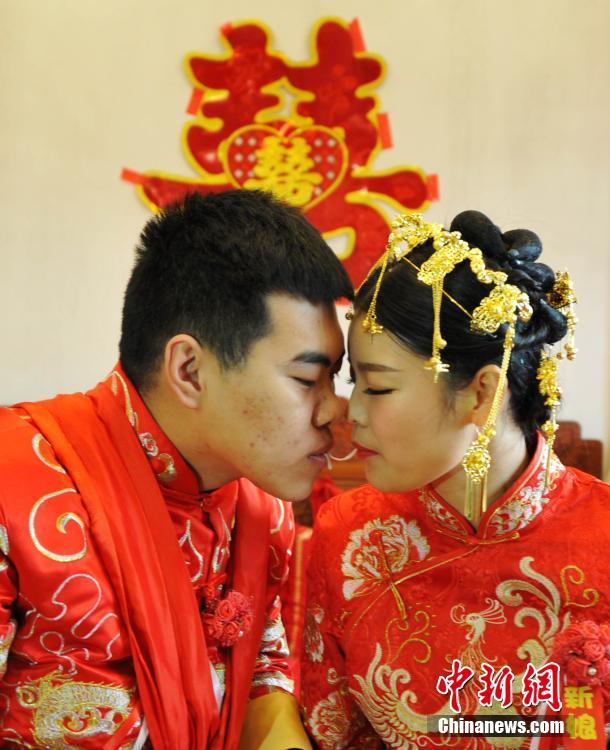 高頭大馬八抬大轎娶媳婦 90后的中式傳統(tǒng)婚禮