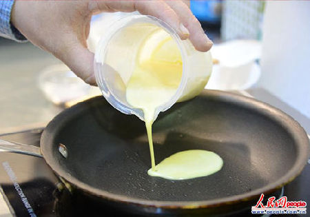 　這種名為“超越雞蛋”的安全食材主要由從豆類植物中提取的蛋白質(zhì)構(gòu)成。口感與雞蛋基本不差異。