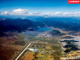 迪慶香格里拉機(jī)場(chǎng)位于香格里拉縣城西南部，距離縣城5公里