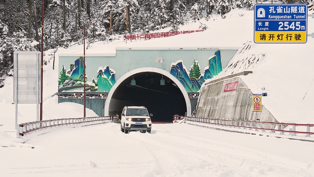 德貢公路雪景美如畫