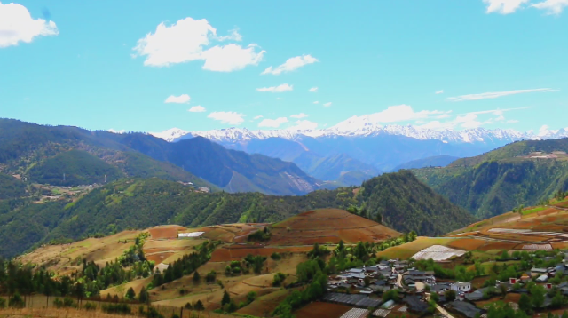 香格里拉市：紅旗村風景美如畫