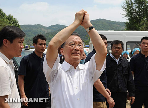 5月15日，中共中央政治局常委、國務(wù)院總理溫家寶來到川北重災(zāi)區(qū)青川縣木魚鎮(zhèn)慰問受災(zāi)群眾。溫家寶表示黨和國家不會(huì)忘記受災(zāi)的偏僻山村，大家要振作精神，堅(jiān)強(qiáng)起來，互相幫助，重建家園。 ？？？？新華社記者陶明攝 