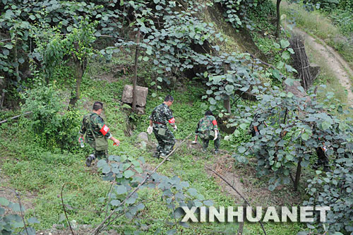 6月2日，當?shù)孛癖诙冀呤汹w公山附近搜尋5月31日失事的直升機。 新華社記者曾毅攝 