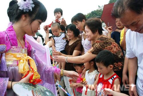 6月7日，身著漢服的青年男女低頭為汶川大地震遇難同胞默哀。 當(dāng)日，福州市倉(cāng)山區(qū)在倉(cāng)前公園舉行戊子年端午祭屈原儀式，組織了宣讀祭文、齊誦屈原名篇、行拜禮、投粽子、贈(zèng)香囊等活動(dòng)。