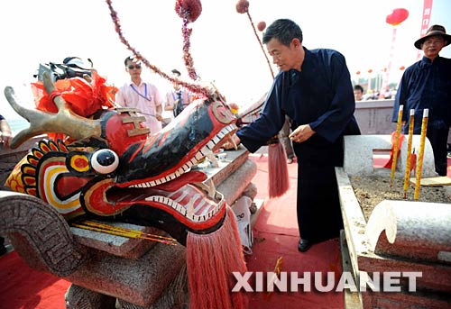 6月2日，祭司正在賽前祭龍頭。 當(dāng)日，“我們的節(jié)日·端午節(jié)”主題文化活動(dòng)暨第三屆中國汨羅江國際龍舟邀請(qǐng)賽在湖南汨羅市舉行。來自澳大利亞、荷蘭以及中國各地的十幾支龍舟隊(duì)在汨羅江參加角逐。汨羅是中國古代偉大詩人屈原晚年生活、創(chuàng)作和投江殉國之地。 新華社記者 李尕 攝 