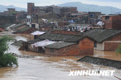 6月13日，廣西鹿寨縣鹿寨鎮(zhèn)大片民房被淹。由于普降暴雨，廣西鹿寨縣發(fā)生嚴重洪災，大片民房被淹。國家防總已派人抵達該縣指導抗洪救災。 