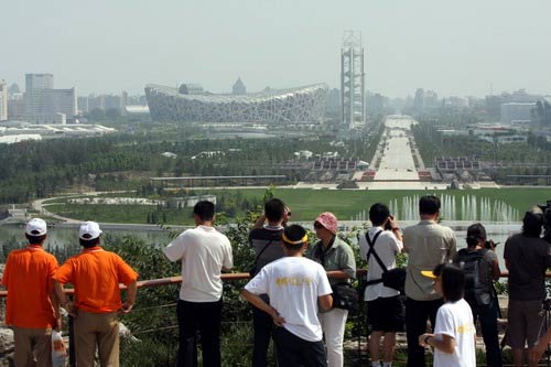 奧運(yùn)森林公園景色宜人，還可近距離觀看“鳥巢”，引得眾多游客拍照留念。來源：第29屆奧運(yùn)會(huì)官方網(wǎng)站