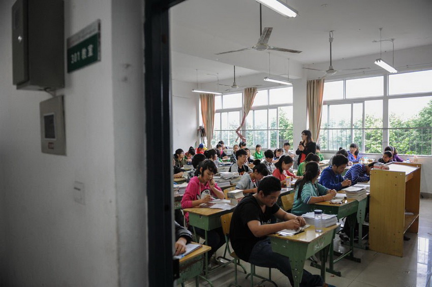 5月21日，學生在位于靈創(chuàng)科技園的臨時教室里上課。新華社記者 李橋橋 攝 