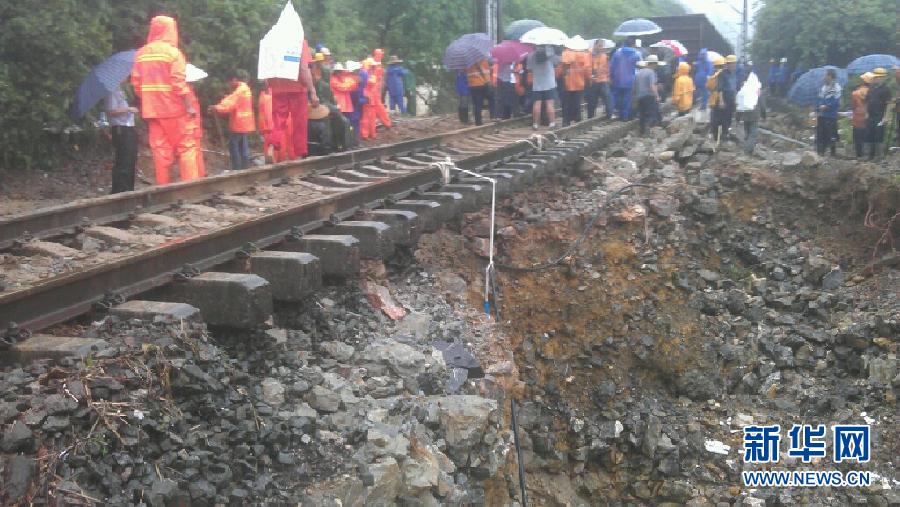 （突發(fā)事件）（2）南昆鐵路因暴雨沖毀道床行車中斷 已造成6趟客車晚點(diǎn)