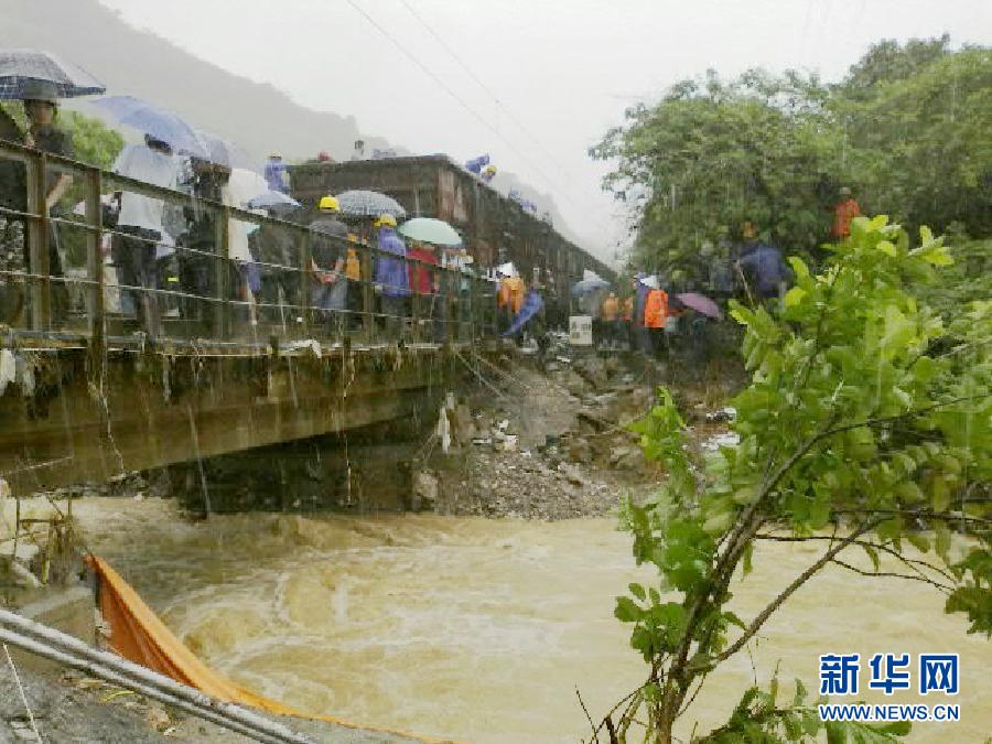 （突發(fā)事件）（3）南昆鐵路因暴雨沖毀道床行車(chē)中斷 已造成6趟客車(chē)晚點(diǎn)