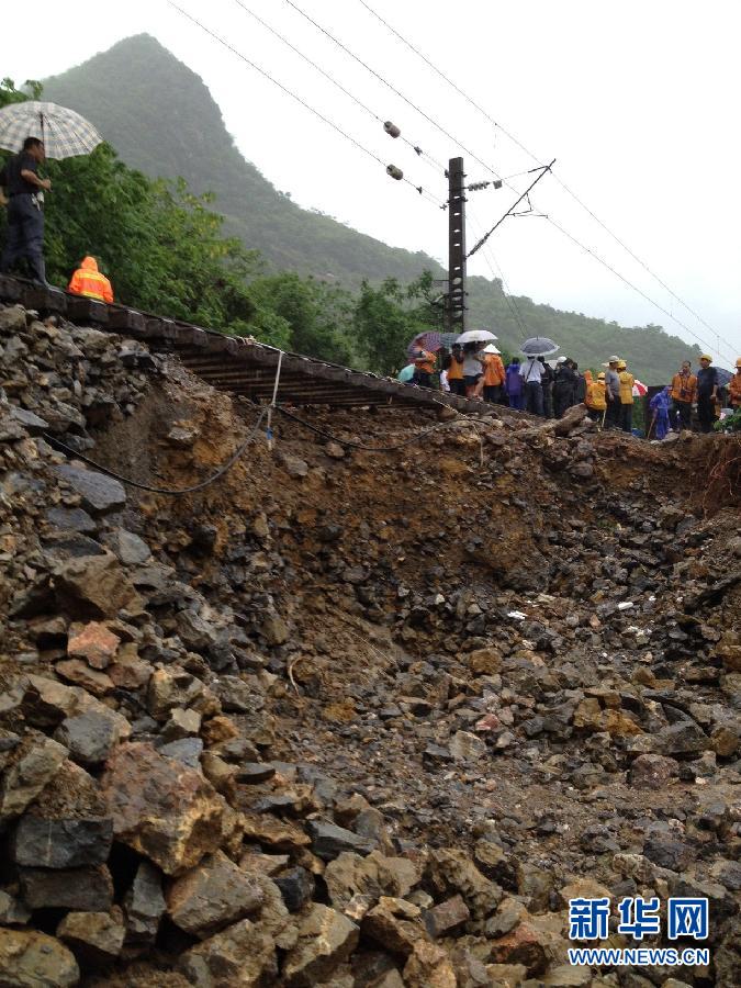 （突發(fā)事件）（4）南昆鐵路因暴雨沖毀道床行車(chē)中斷 已造成6趟客車(chē)晚點(diǎn)