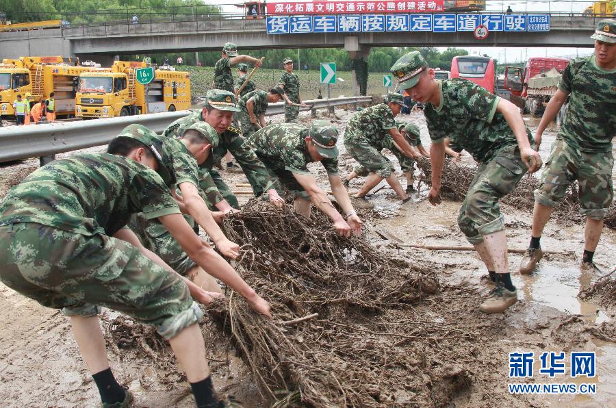 （社會(huì)）（4）救援人員向京港澳高速公路疏通發(fā)起最后沖鋒