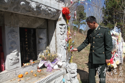 龔建平為父親龔曲此里掃墓