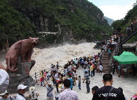 游客云集虎跳峽