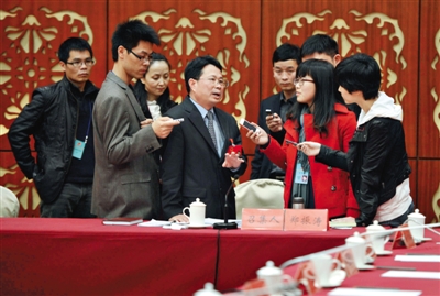 2013年1月26日，廣東省韶關(guān)市委書記鄭振濤透露，韶關(guān)始興縣的公務(wù)員將可通過內(nèi)網(wǎng)查詢當(dāng)?shù)?26名官員的財產(chǎn)信息，包括工資、房產(chǎn)、投資等六大類。圖/CFP