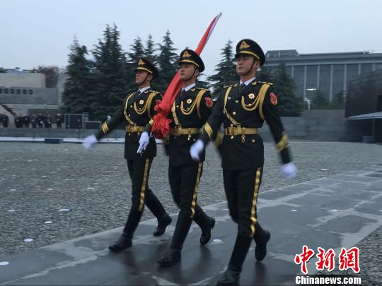 南京大屠殺國家公祭：進行升國旗和降半旗儀式