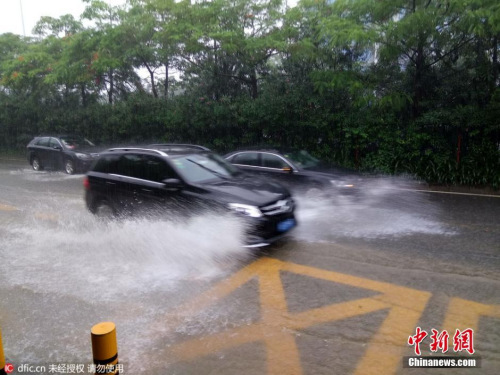 2016年5月20日，廣東深圳，入汛以來(lái)最強(qiáng)降雨襲擊深圳，馬路成“河流”，車輛涉水而行，深圳全市進(jìn)入暴雨防御狀態(tài)。 東方IC 版權(quán)作品 請(qǐng)勿轉(zhuǎn)載