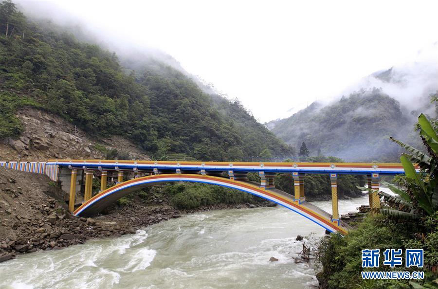 （圖文互動·新華全媒頭條）（4）讓農(nóng)民致富奔小康的道路越走越寬廣——黨的十八大以來以習(xí)近平同志為核心的黨中央關(guān)心農(nóng)村公路發(fā)展紀(jì)實