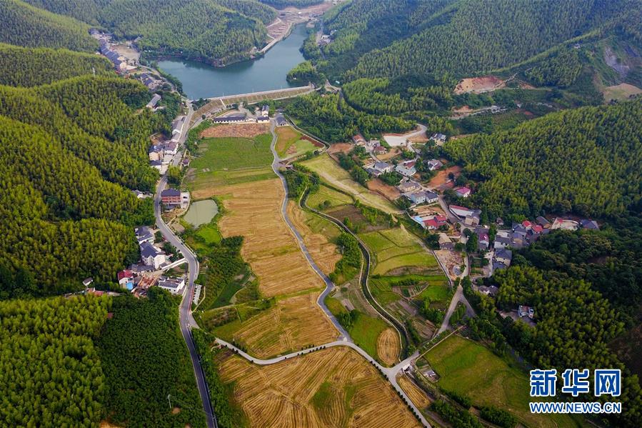 （圖文互動·新華全媒頭條）（6）讓農(nóng)民致富奔小康的道路越走越寬廣——黨的十八大以來以習(xí)近平同志為核心的黨中央關(guān)心農(nóng)村公路發(fā)展紀(jì)實