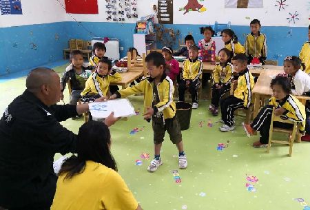 茂頂村幼兒園的孩子們有了新校服