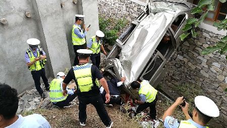 虎跳峽交警中隊(duì)救出3名交通事故被困人員