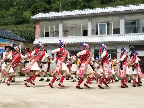 維西縣老年藝術(shù)團(tuán)向廣大群眾送去精彩的文藝節(jié)目