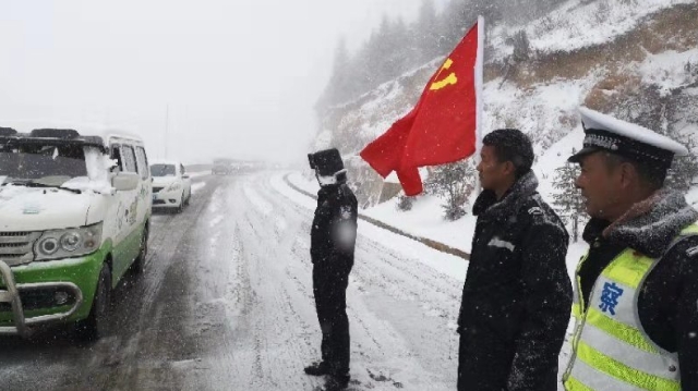 德欽交警奮戰(zhàn)風(fēng)雪保暢通