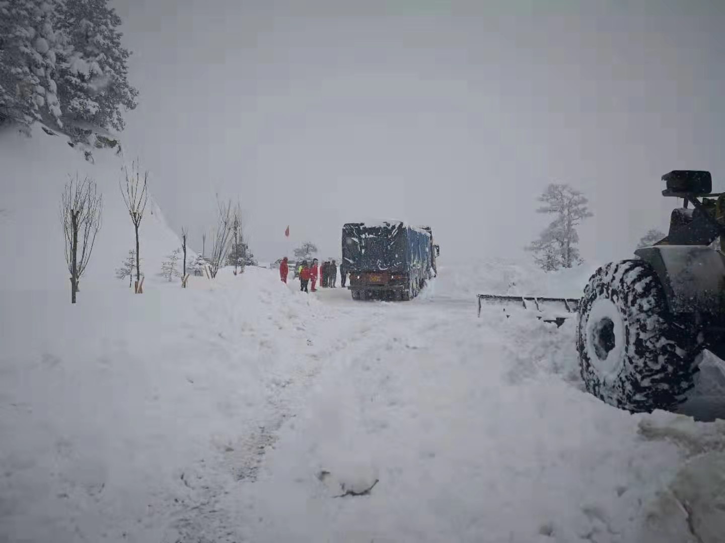 德欽交警全力做好雪天道路疏堵保通工作