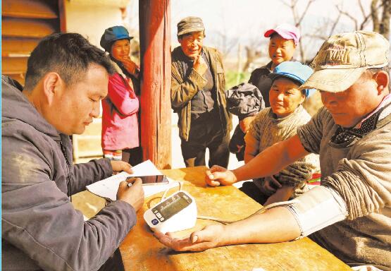 拉嘎洛村村醫(yī)為村民免費測量血壓