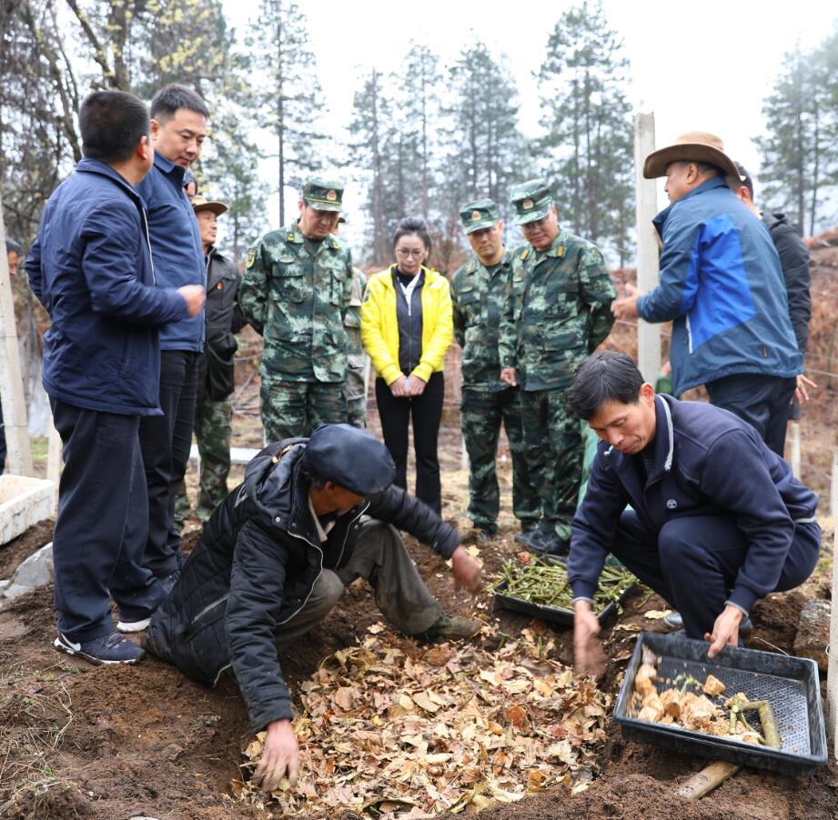 武警上?？傟?duì)、云南總隊(duì)在維西開(kāi)展幫扶調(diào)研