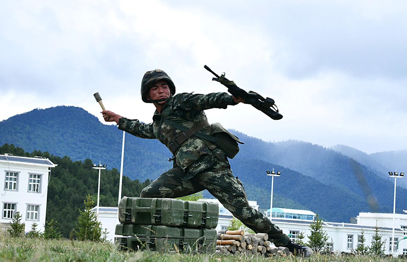 武警迪慶支隊掀起夏季大練兵熱潮