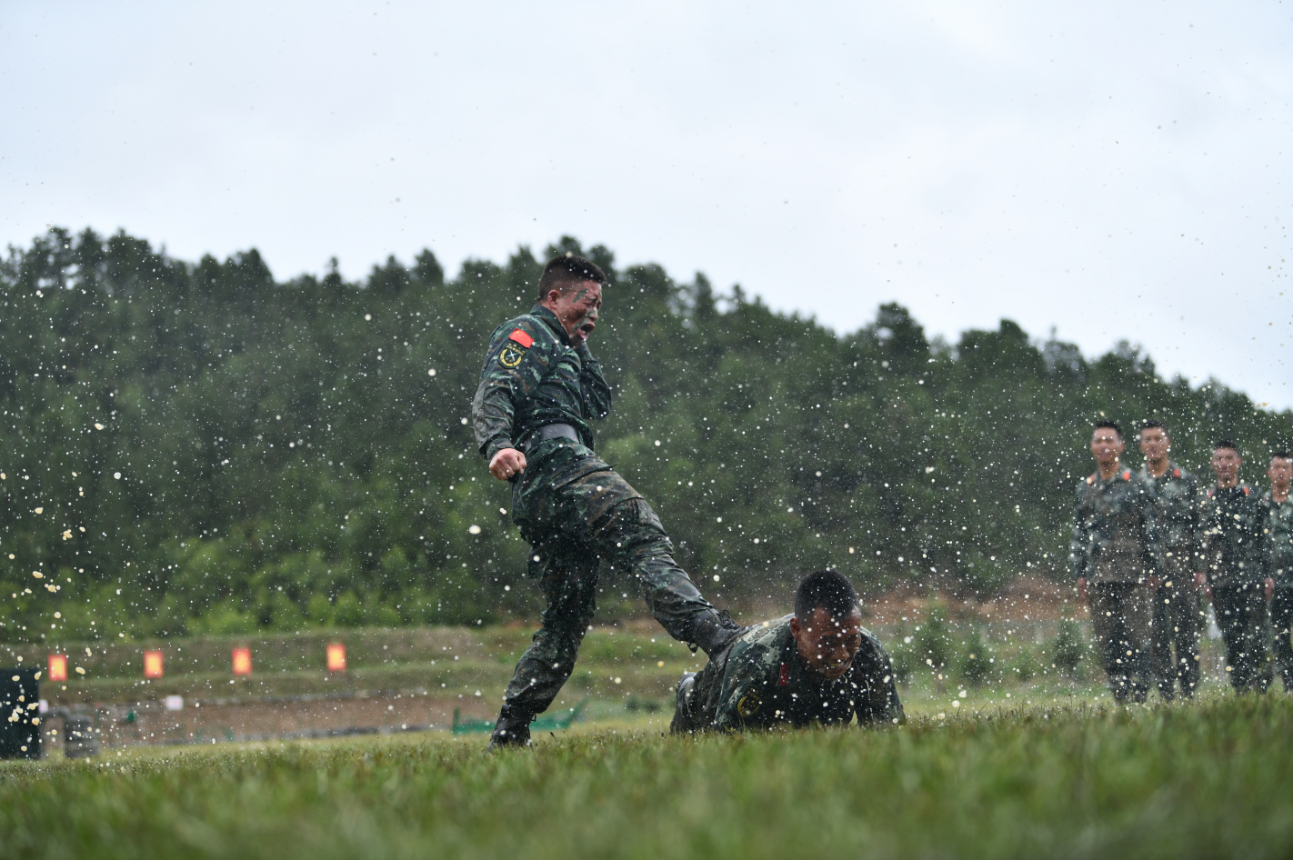 武警迪慶支隊(duì)開展擒敵實(shí)用對(duì)抗訓(xùn)練