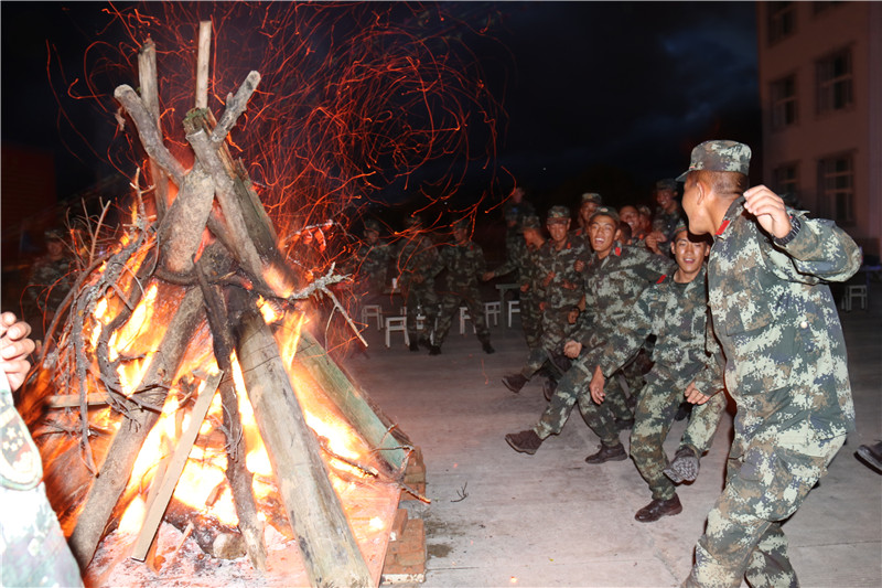 武警迪慶支隊(duì)官兵共慶中秋佳節(jié)