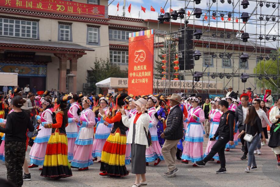 迪慶各族兒女歡歌熱舞展風(fēng)采  喜氣洋洋慶國(guó)慶