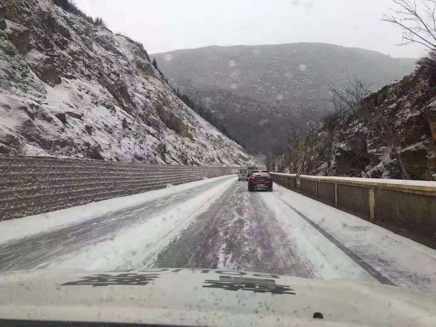 雪后路滑出行要小心！迪慶的親們，最新路況來了