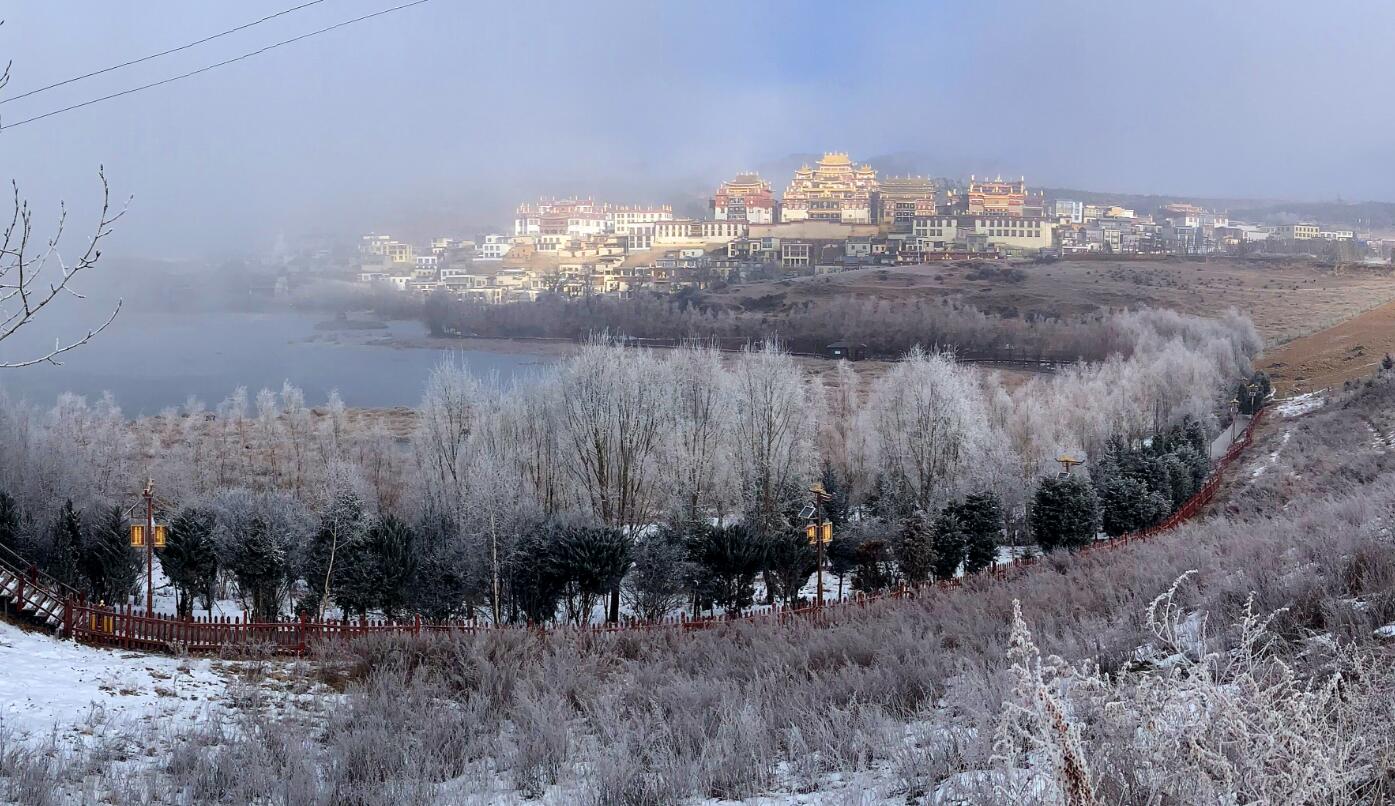 雪后的松贊林寺景區(qū)