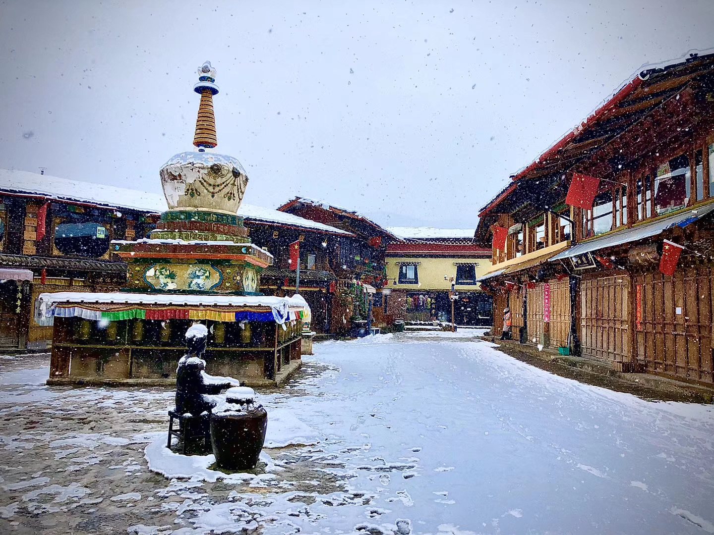 香格里拉又下雪啦！雪景雖美，出門賞雪記得帶上口罩哦！