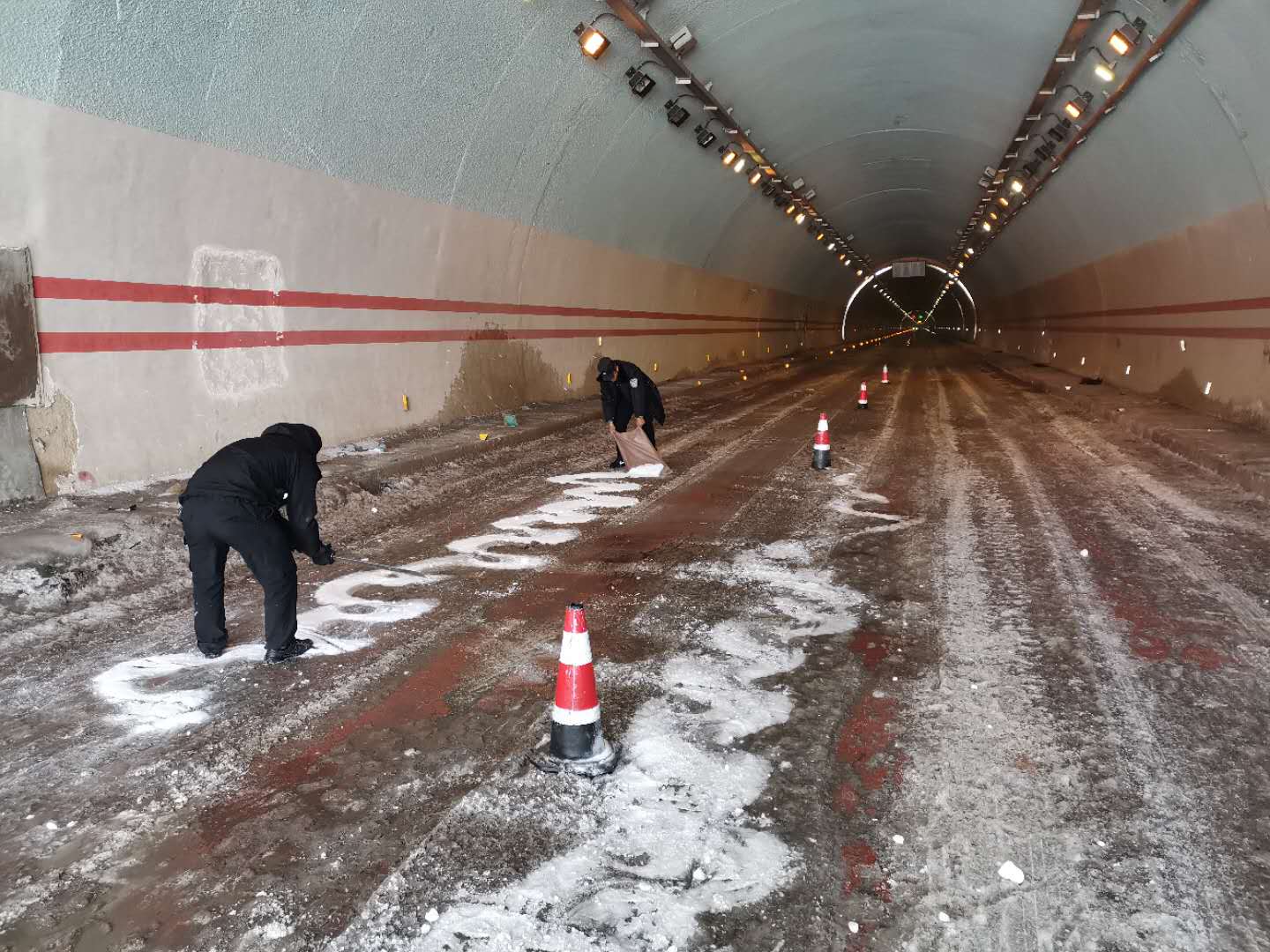 白馬雪山隧道大面積結(jié)冰，德欽交警撒鹽除冰保暢通