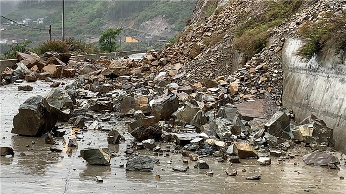 受持續(xù)降雨影響維西多條道路發(fā)生塌方