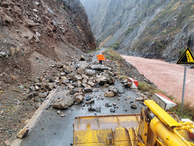 暴雨致德欽境內(nèi)道路多處沖毀